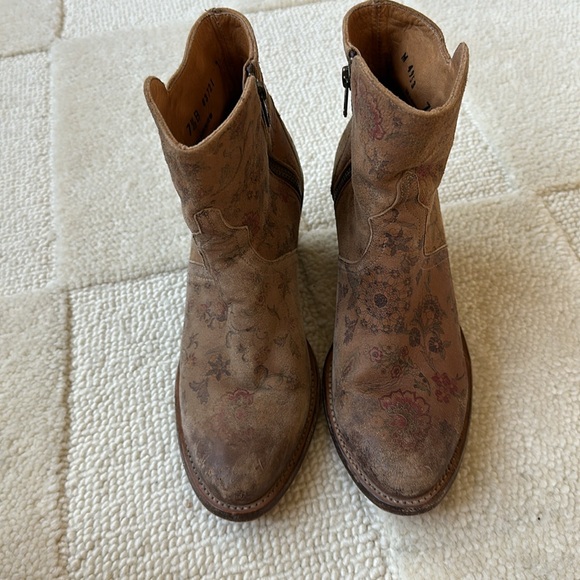 Lucchese Catalina brown floral distressed booties size 7.5 B - Picture 2 of 12